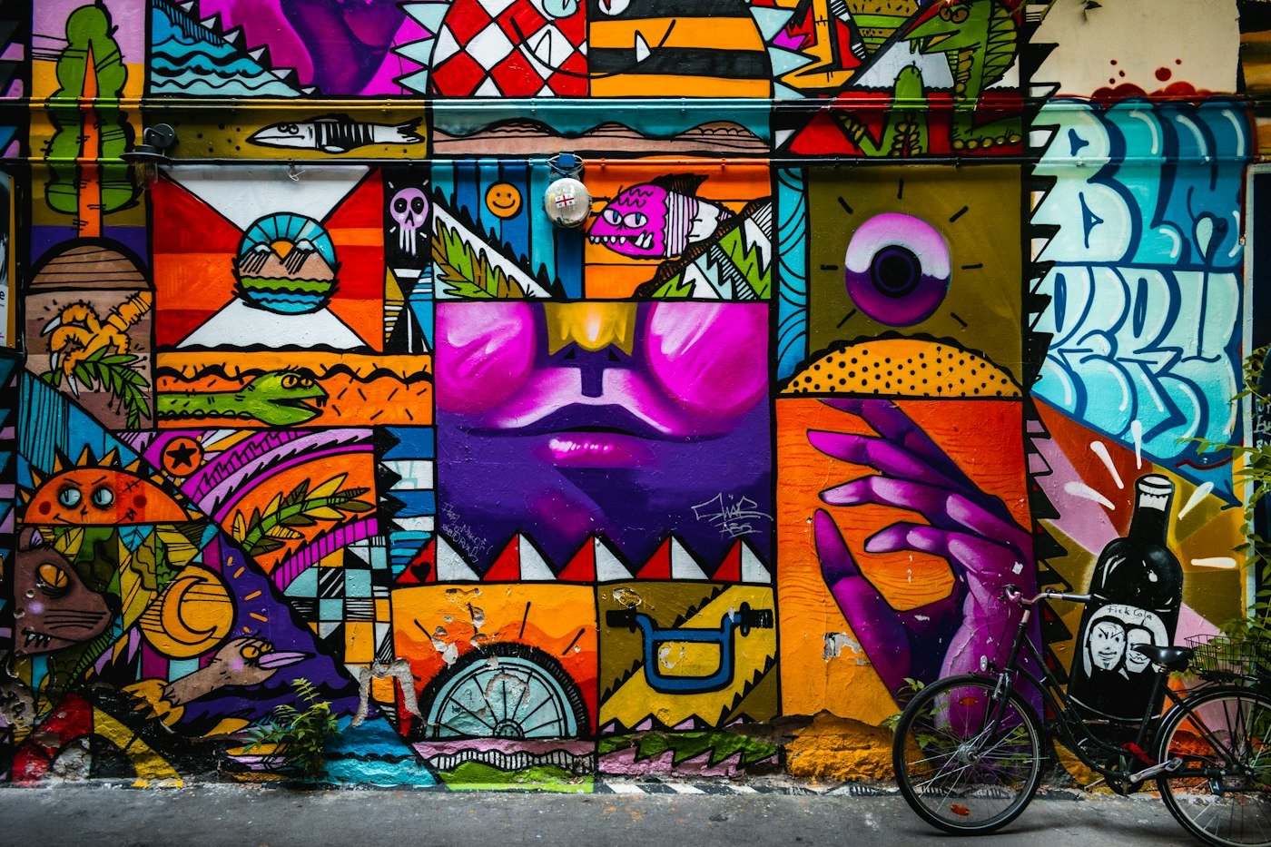 Mural urbano colorido