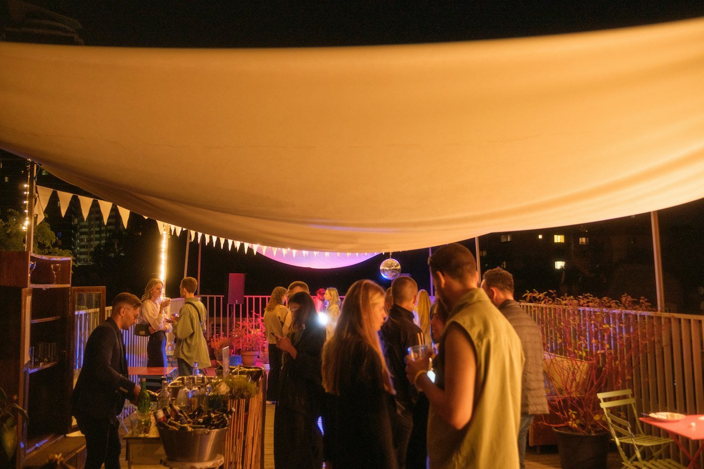 Evento nocturno al aire libre con luces