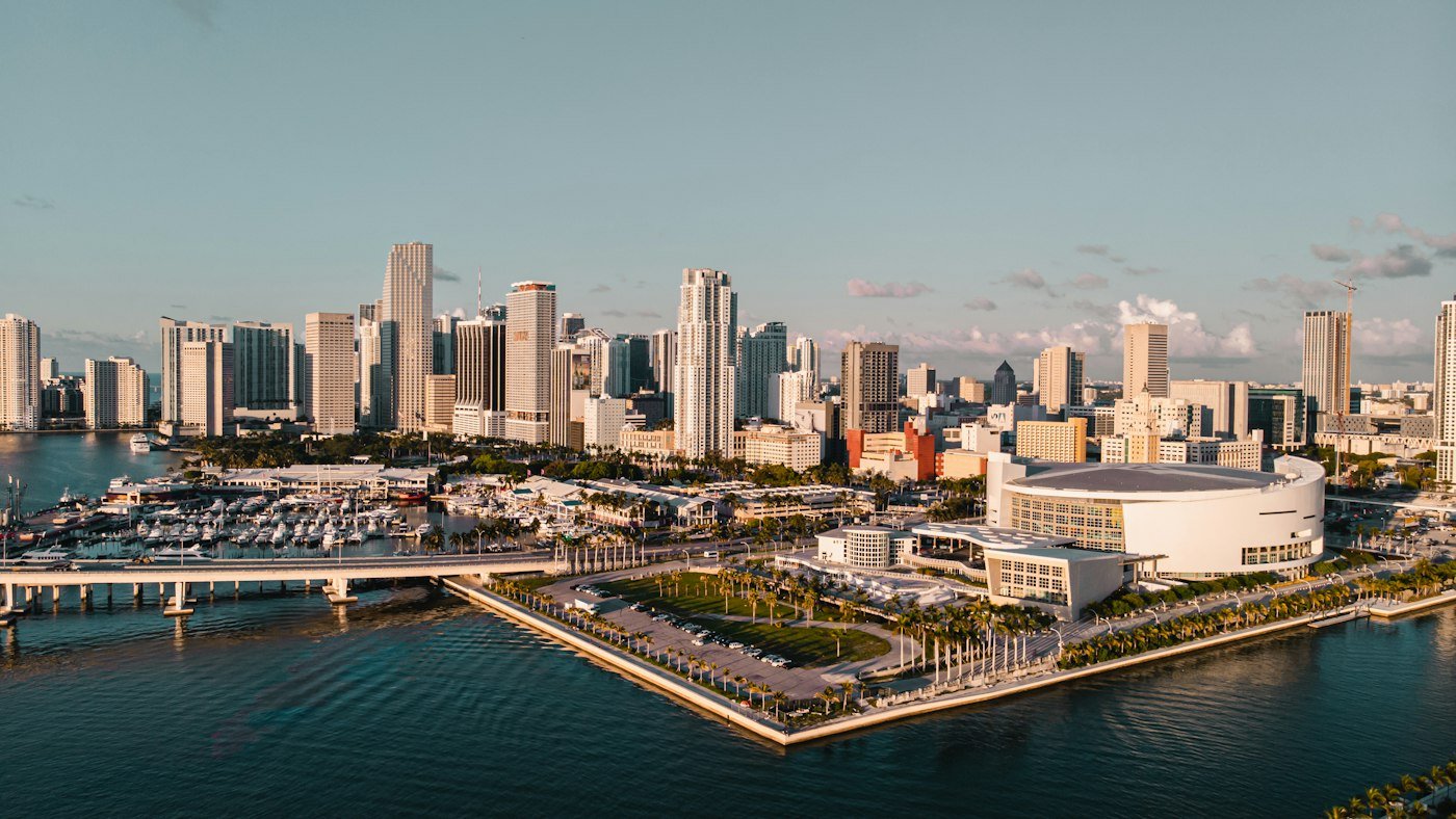 Skyline de Miami entre el cielo y la Bahía de Biscayne