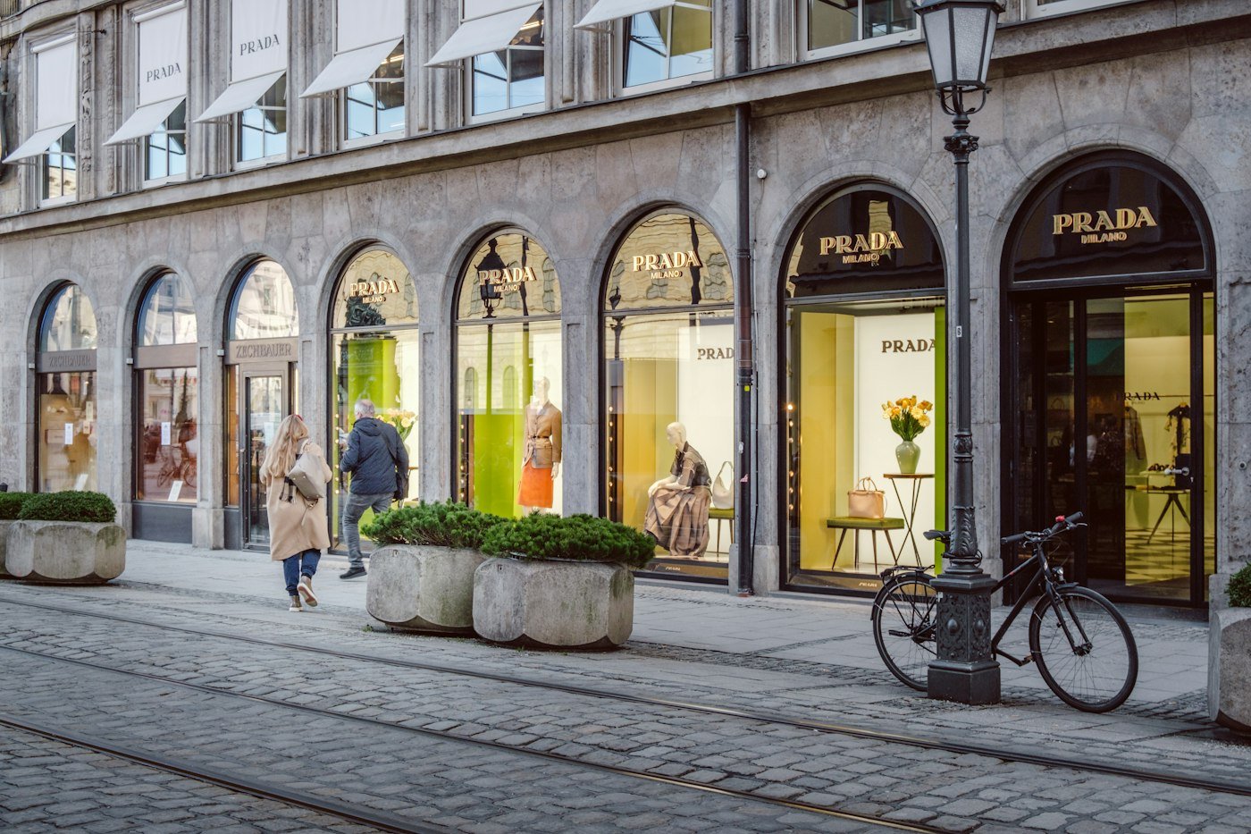 Personas caminando por una calle de boutiques