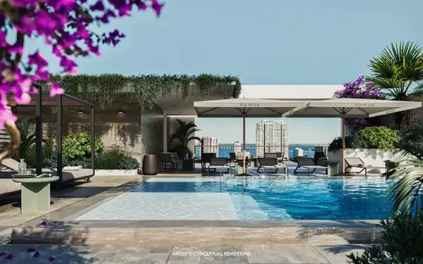 Piscina en la azotea con vista a Brickell